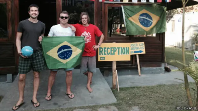 Brendan, Mitch e amigo (BBC BRASIL)