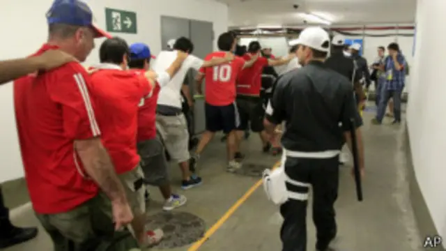 Torcedores chilenos detidos no Maracanã / Crédito: AP