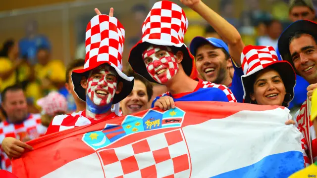 کروئیشیا کا میچ دیکھنے کے لیے آنے والے مداحوں نے ہمیشہ کی طرح اپنے چہروں پر قومی پرچم پینٹ کیے ہوئے تھے۔ 
