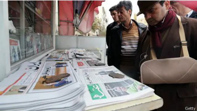 ٢٥ روزنامهنگار در یک سال گذشته بازداشت شدهاند؛ ١٤ رسانه هم توقیف شدهاند