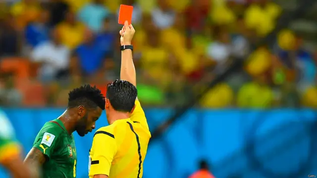 ریفری نے کروئیشیا کے کھلاڑی منزوکچ کو جان بوجھ کر گرانے پر کیمرون کے ایلکس سونگ کو سرخ کارڈ دکھا کر میدان سے باہر بھیج دیا ہے۔ کیمرون کی ٹیم نے بقیہ میچ دس کھلاڑیوں سے کھیلا۔