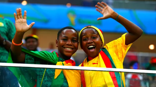 افریقی ٹیم کیمیرون کی کارکردگی گزشتہ ورلڈکپ میں بھی تسلی بخش نہیں تھی لیکن اس کے مداح اس بار بھی پرجوش انداز میں اپنی ٹیم کی حمایت کے لیے موجود تھے۔ 