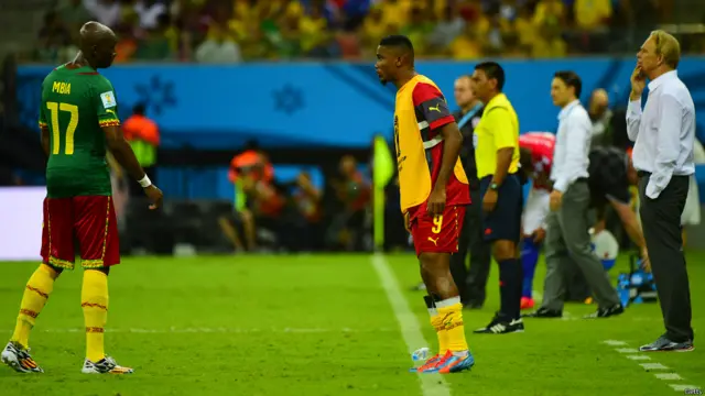 کیمیرون کے سٹار کھلاڑی سیمیئول ائیٹو یہ میچ زخمی ہونے کی وجہ سے نہ کھیل سکے لیکن وہ اپنی ٹیم کو ٹچ لائن سے مینیجر کے ہمراہ ہدایات دیتے نظر آئے۔