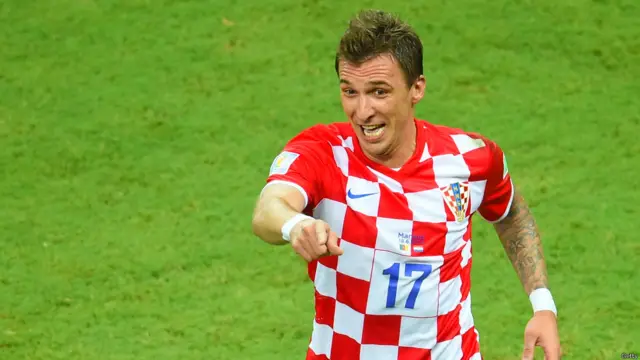 سٹار کھلاڑی ماریو منزوکچ نے 61 ویں منٹ میں کارنر پر ہیڈر سے گول کر کے کروئیشیا کی برتری تین گول کر دی۔