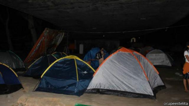 Ativistas agora acampam sob viaduto em frente à antiga ocupação