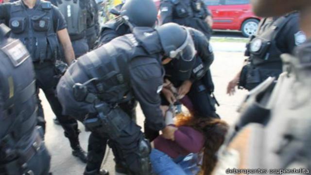 Policiais cercam ativista na ocupação no Cais Estelita, em Recife
