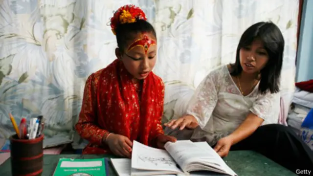 جب وہ کماری تھی تو استاد اسےگھر پر پڑھانے آتے تھے 