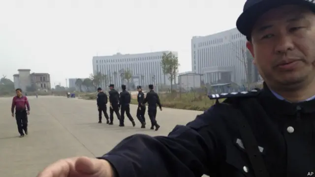 江西新餘法院外警察攔阻記者採訪(28/10/2013)