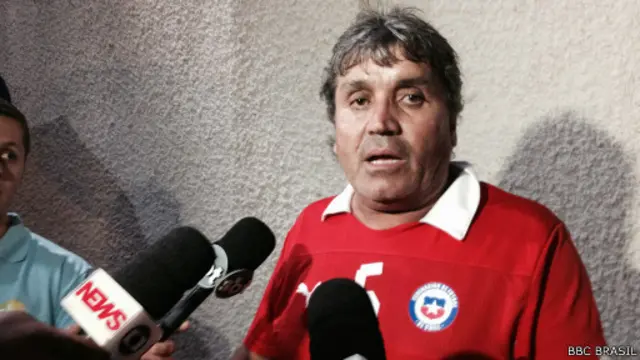 Luis Leite, parente de um deles, fala à imprensa durante negociação diplomática