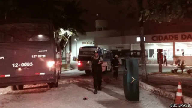 Ônibus trazendo 85 torcedores chilenos chega à Cidade da Polícia, na Zona Norte do Rio