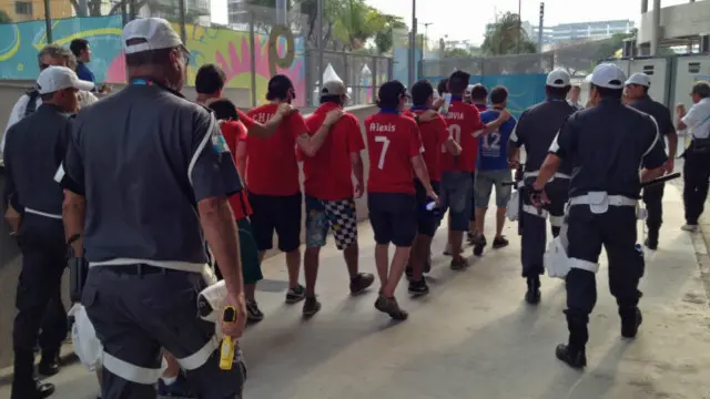 Chilenos são levados pela polícia após invadirem o centro de impresa do Maracanã