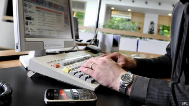 از امکانات مخفی ماندن کاربر برای مقاصد مختلف استفاده می‌شود