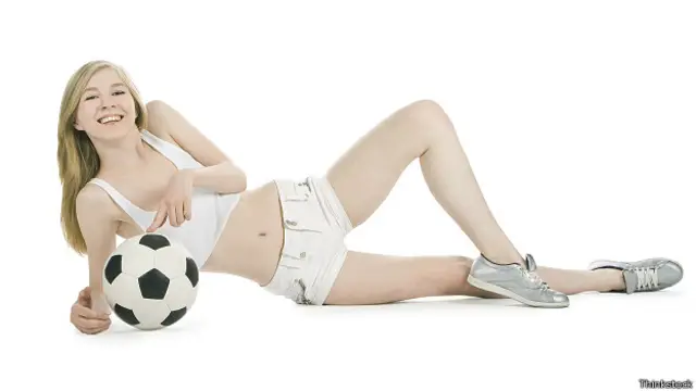 Девушка с футбольным мячом