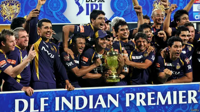 Индийская команда крикетистов празднует победу