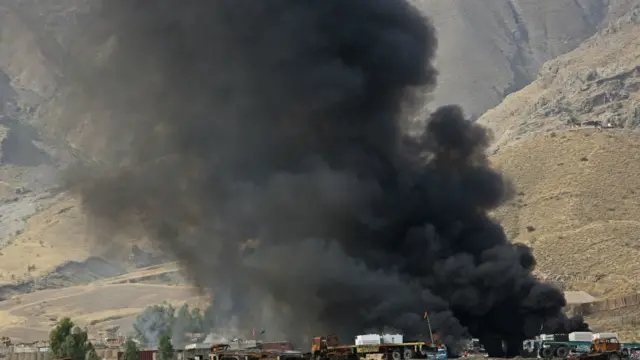 جمعرات کی صبح پاکستان اور افغانستان کی سرحد کے قریب نیٹو سپلائی کی ایک اڈّے پر خودکش حملہ آوروں نے حملہ کیا۔ 