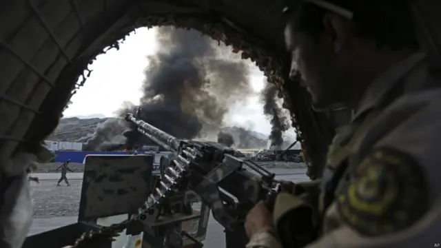 طالبان کے ترجمان ذبیح اللہ مجاہد نے حملے کی ذمہ داری قبول کرتے ہوئے کہا ہے کہ حملہ آور بھاری ہتھیاروں، گرینیڈوں اور مقناطیسی بموں کی مدد سے اڈے میں گھسے تھے اور انھوں نے متعدد گاڑیوں کو تباہ کر دیا ہے۔ 