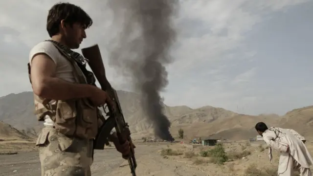 یہ حملہ افغانستان کے ننگرہار صوبے میں تورخم کے قریب اڈے پر کیا گیا ہے۔ 