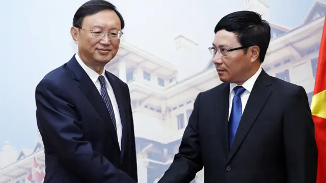 Ông Minh tỏ ra nghiêm nghị với ánh mắt nhìn thẳng vào vị khách Trung Quốc, trong khi ông Dương không lộ cảm xúc ra ngoài tuy có lúc nhìn xuống dưới. Tư thế của hai ông cho thấy đang có một sự căng thẳng giữa hai bên.
