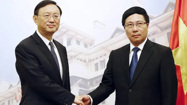 Dư luận trong nước nói nhiều về nét mặt Bộ trưởng Ngoại giao Phạm Bình Minh trên các bức hình chụp với Ủy viên Quốc vụ Trung Quốc Dương Khiết Trì tuần này ở Hà Nội.