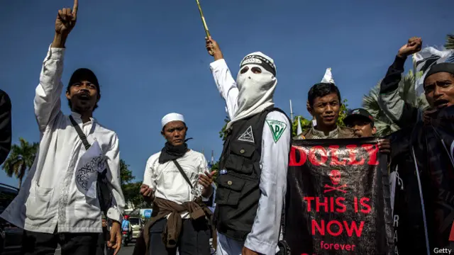 इंडोनेशिया, डॉली लेन, रेड लाइट इलाक़ा, बंद के समर्थन में प्रदर्शन