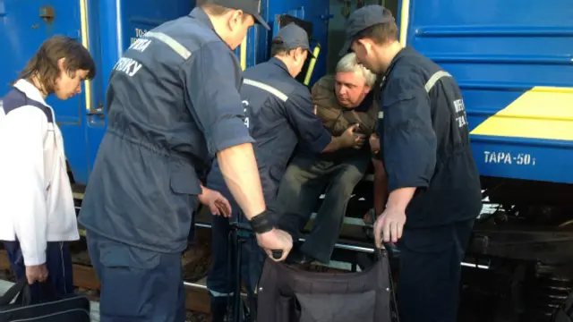 Спасатели у вагона