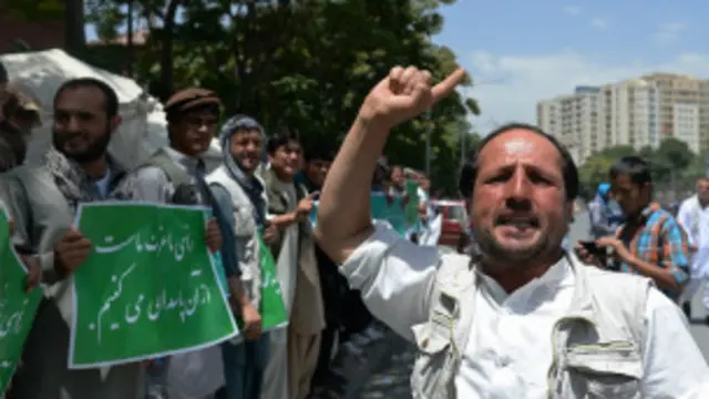 افغانستان میں صدارتی امیدوار عبداللہ عبداللہ کے حامیان مبینہ دھاندھلیوں کے خلاف مظاہرے کر رہے ہیں