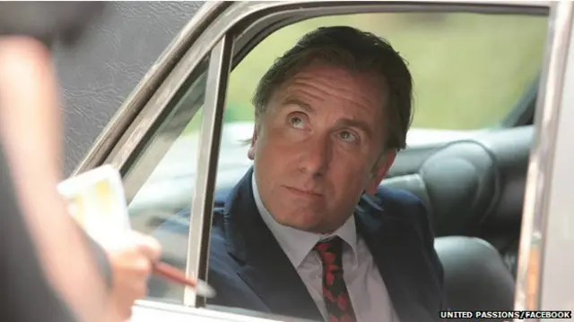 O ator inlgês Tim Roth faz o papel de Sepp Blatter