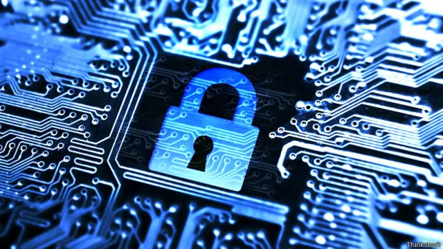 Ilustración de un candado y circuitos digitales representando seguridad en internet