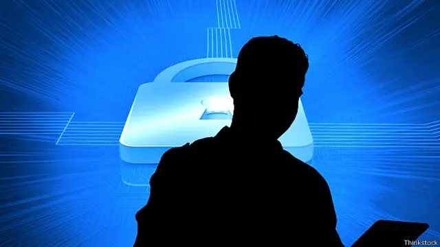 Perfil de un hombre frente a una ilustración de un computador