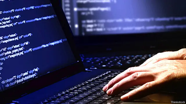 Mano sobre un teclado