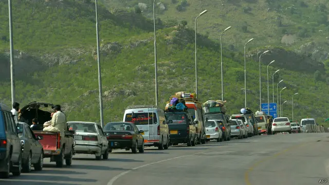 متاثرہ علاقوں سے لوگوں نے بڑے پیمانے پر بنوں کی جانب نقلِ مکانی شروع کر دی ہے