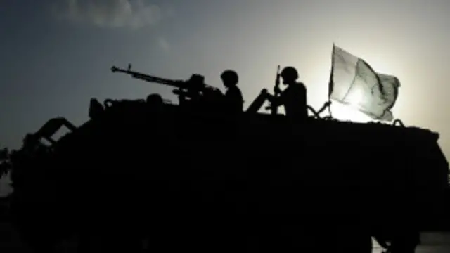 فوجی حکام کا کہنا ہے کہ انھوں نے شمالی وزیرستان کو مکمل طور پر گھیرے میں لے رکھا ہے