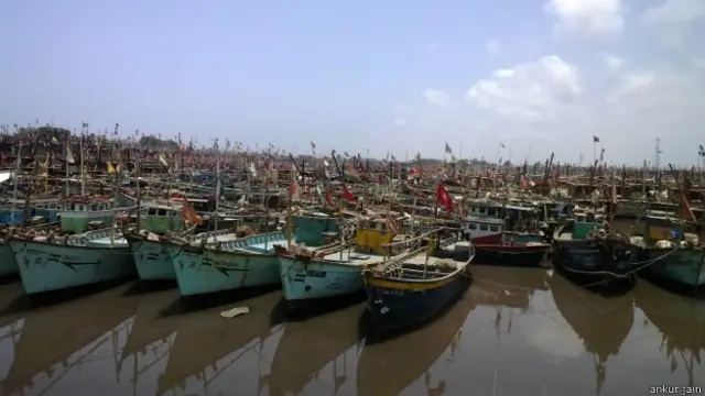 बंदरगाह पर मौजूद नाव