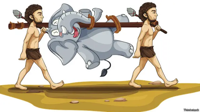 Доисторические люди несут слона