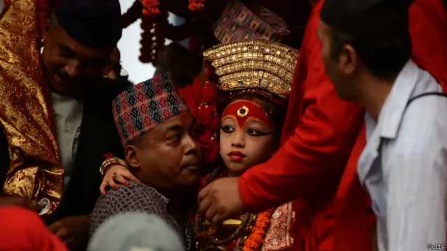 Las Kumari solo pueden salir a la calle los días festivos, y sus pies no pueden tocar el suelo.