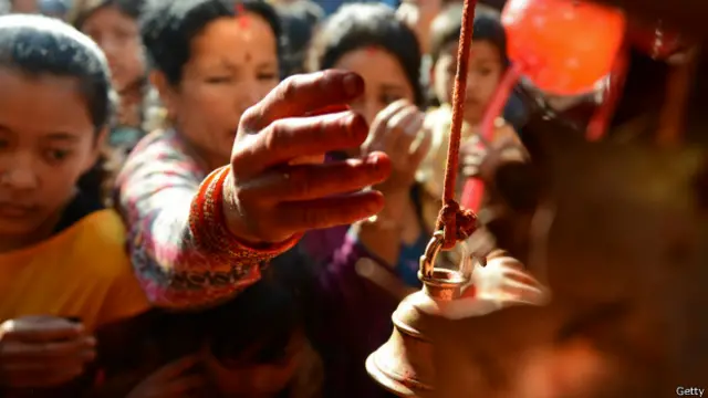 Los creyentes se acercan a la Kumari para tocarle los pies.