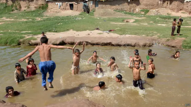 پاکستانی بچوں نے گرمی سے بچنے کے لیے نہروں کا رخ کیا