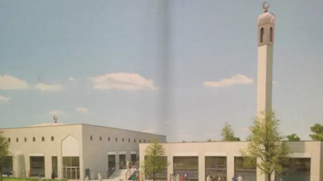 في قلب الجدل حول المسجد تمويله من قبل قطر بمنحة تبلغ 22 مليون يورو.