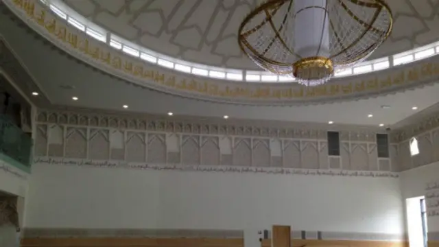 يعد المسجد الأول في الدنمارك الذي يبنى بشكل رسمي لاستقبال المصلين من الأقلية المسلمة.