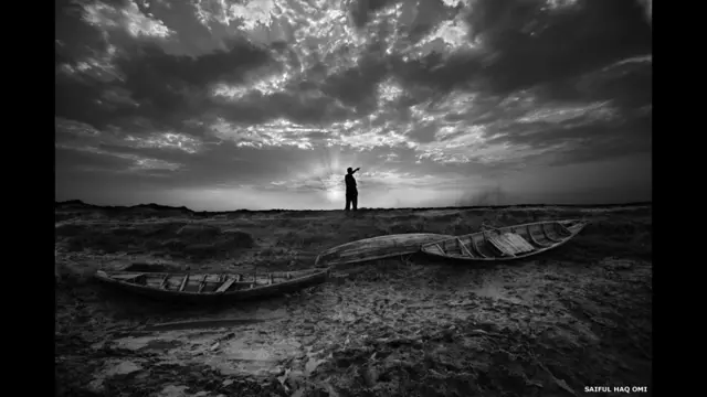 Liên hợp quốc nói người Rohingya, sống ở miền tây Miến Điện, là một trong những nhóm sắc tộc thiểu số bị đàn áp tàn tệ nhất thế giới. Nhiếp ảnh gia Saiful Huq Omi nói "một số ít những lời nói từ John [người tị nạn Rohingya] khiến tôi muốn lui lại một bước". "Bạn không thể vượt qua dòng sông Naaf và ngôi nhà của tôi nằm bên sông. Chỉ cách chỗ này có hai dặm, nhưng với tôi nó như là hai triệu dặm, một khoảng cách tôi sẽ không bao giờ có thể vượt qua. Mẹ tôi ở đó, nhà tôi ở đó. Nó rất gần đối với những người như anh, những người có hộ chiếu, có thể đi tới bất kỳ đâu họ muốn."