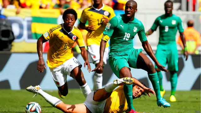 کولمبیا کے کھلاڑی مخالف ٹیم کے سٹار سٹرائیکر یایا ٹورے کو روکنے میں مسلسل ناکام ہوئے۔ ٹورے نے لگاتار تین بار کولمبیا کے دفاع کو چکمہ دیا۔