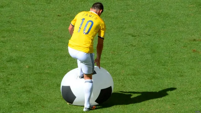 میدان میں ایک بڑا فٹبال نما غبارہ آ جانے کی وجہ سے میچ روکنا پڑا اور کولمبین کھلاڑی نے اسے پھاڑنے کی ناکام کوشش کے بعد میدان سے باہر پھینک دیا۔