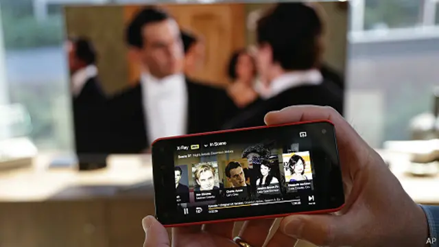 بإمكان الهاتف التعرف على معلومات عن ما يقع في نطاقه، كأسماء ممثلي فيلم يعرض بالتلفزيون