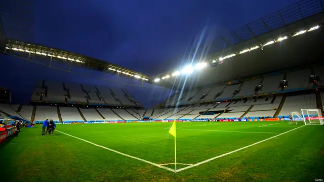 ساؤ پاؤلو میں انگلینڈ اور یوروگوائے کا میچ کورینتھیان سٹیڈیم میں ہوا جہاں تماشائیوں کے بیٹھنے کی گنجائش 62 ہزار ہے۔