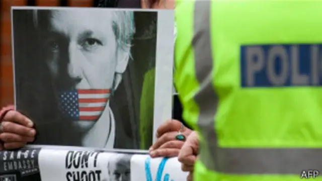 Cartel de protesta por la situacióin de Julian Assange, el fuindador de Wikileaks