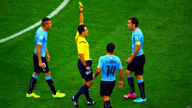 یوروگوائے کے کپتان دی ایگو گودین کو ڈی کے بالکل باہر ہینڈ بال پر پیلا کارڈ دکھایا گیا لیکن سٹرلنگ کو گرانے پر وہ دوسرے پیلے کارڈ سے بال بال بچے۔