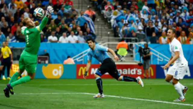 Suarez nhấn chìm tuyển Anh bằng hai bàn thắng.