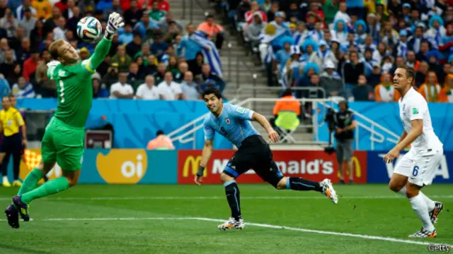 在39分時,烏拉圭中場蘇亞雷斯在禁區內接獲前鋒卡瓦尼的傳球,頭球破網,1比0領先英格蘭。