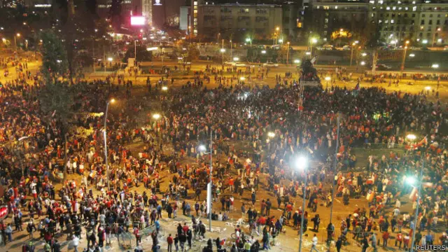 Torcedores chilenos comemoram vitória em Santiago (Reuters)