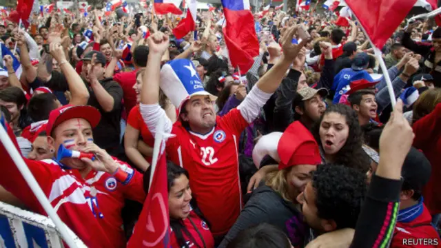 Torcedores chilenos comemoram vitória em Santiago (Reuters)